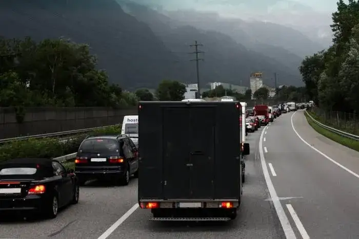 Jak hamować samochodem ze sprzęgłem, by uniknąć niebezpieczeństw na drodze