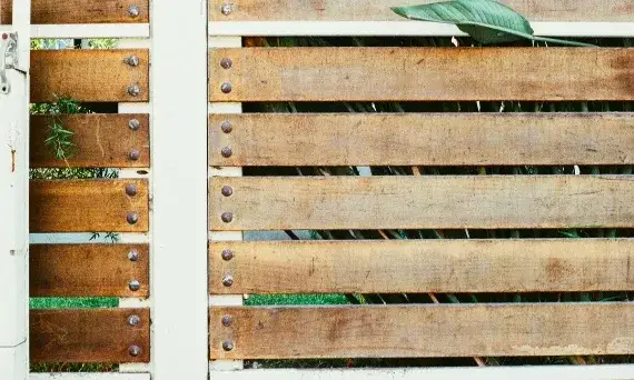 Jak zamontować płot lamelowy? Kompletny przewodnik krok po kroku