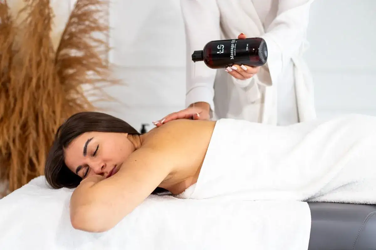 Jaki olejek do masażu intymnego w Rossmannie - wybierz najlepszy dla siebie