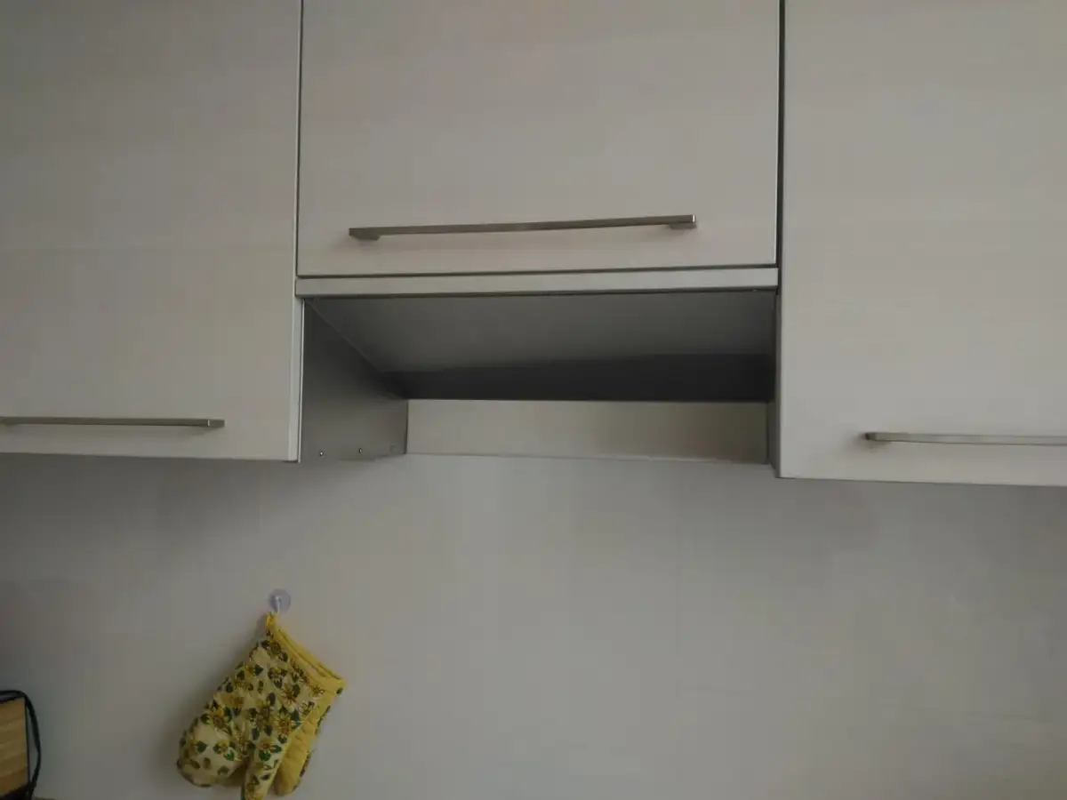 Jak zabezpieczyć szafkę nad kuchenką przed wilgocią i tłuszczem