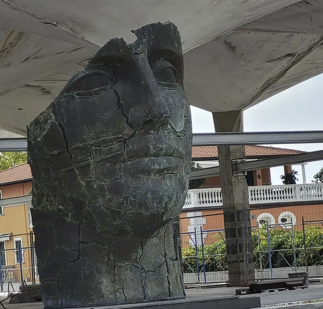 Pietrasanta i Igor Mitoraj: jak małe miasteczko zmieniło sztukę