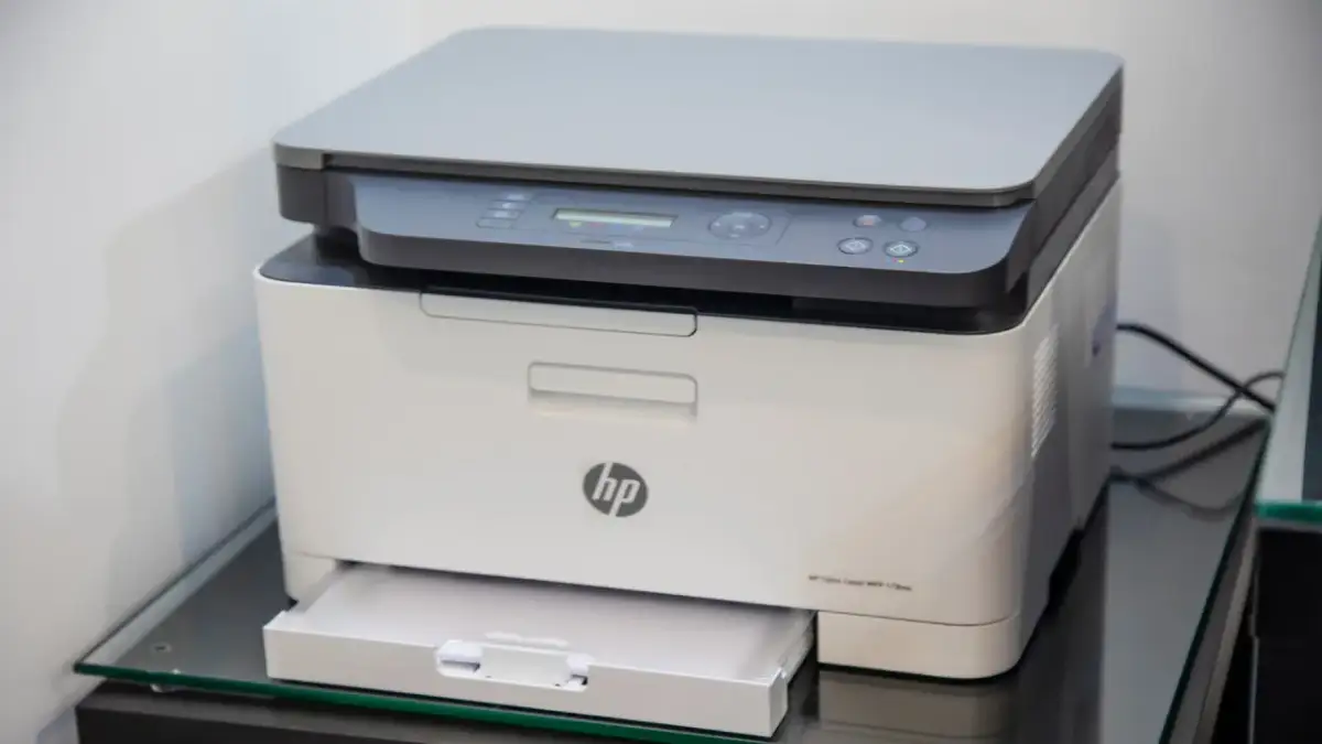 Drukarka HP Color Laser MFP 178nw. Dowiedz się, jak zmienic siec w drukarce HP, aby połączyć ją z domową siecią Wi-Fi.