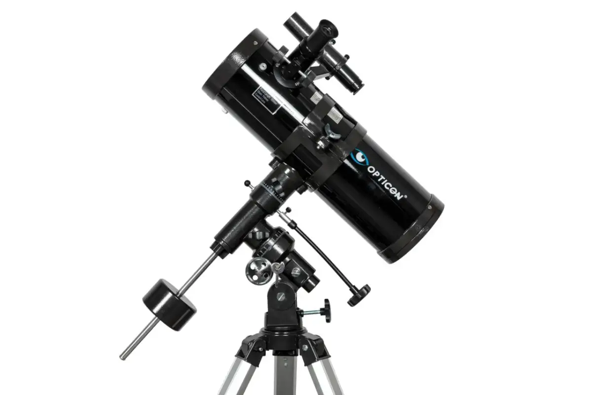 Czarny teleskop opticon na statywie, gotowy do obserwacji nieba.