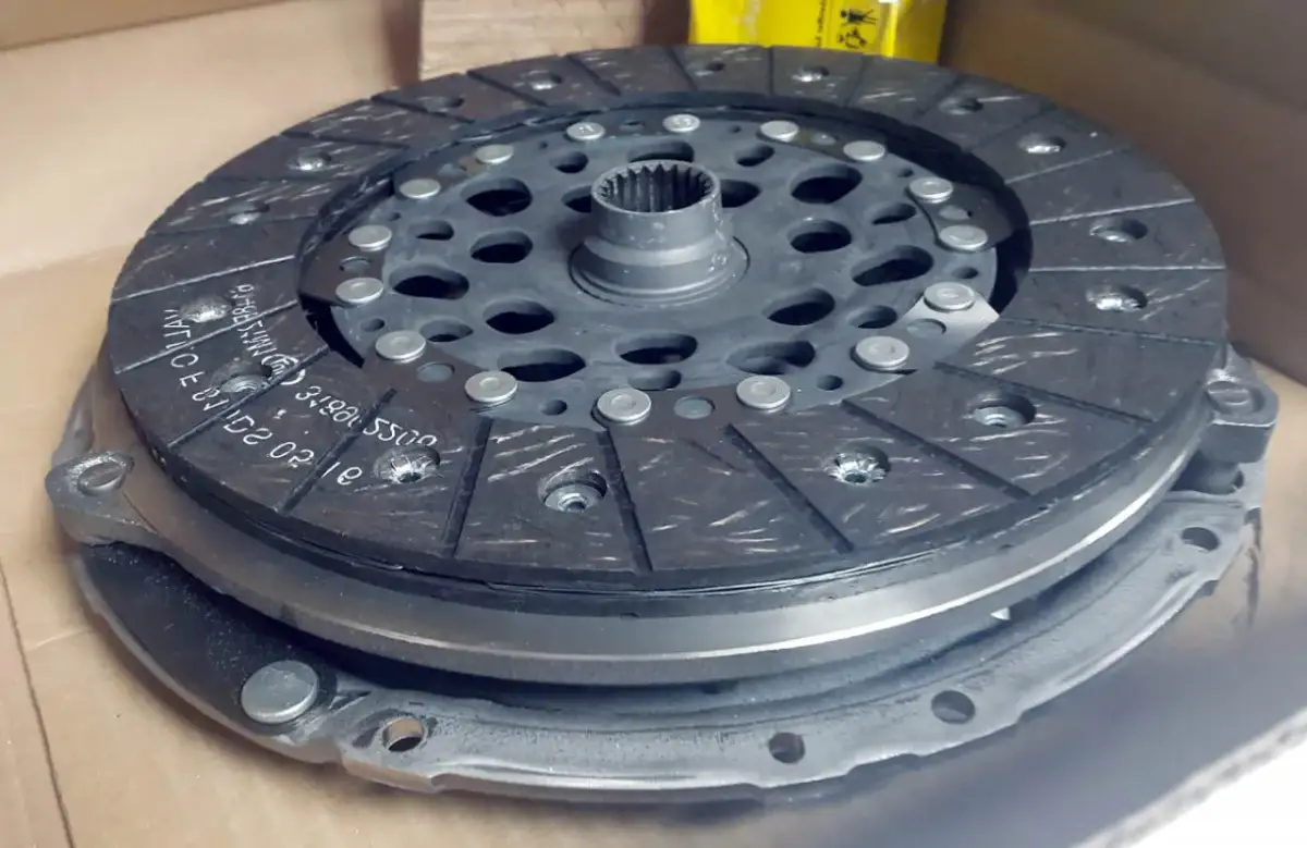 Co to sprzęgło i jak wpływa na działanie Twojego samochodu?