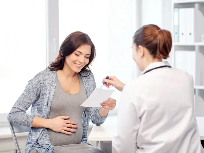 Kiedy lekarz wystawia zaświadczenie o ciąży i co musisz wiedzieć