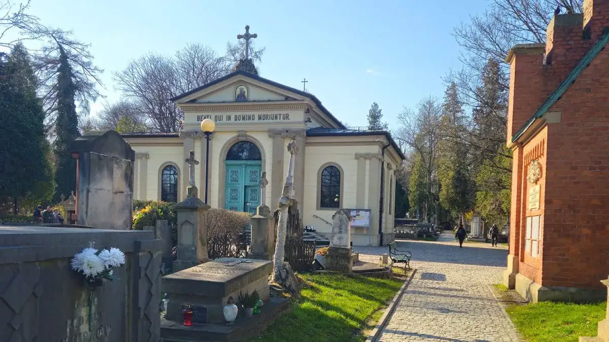 Jak dojechać na cmentarz salwator w Krakowie bez stresu i korków