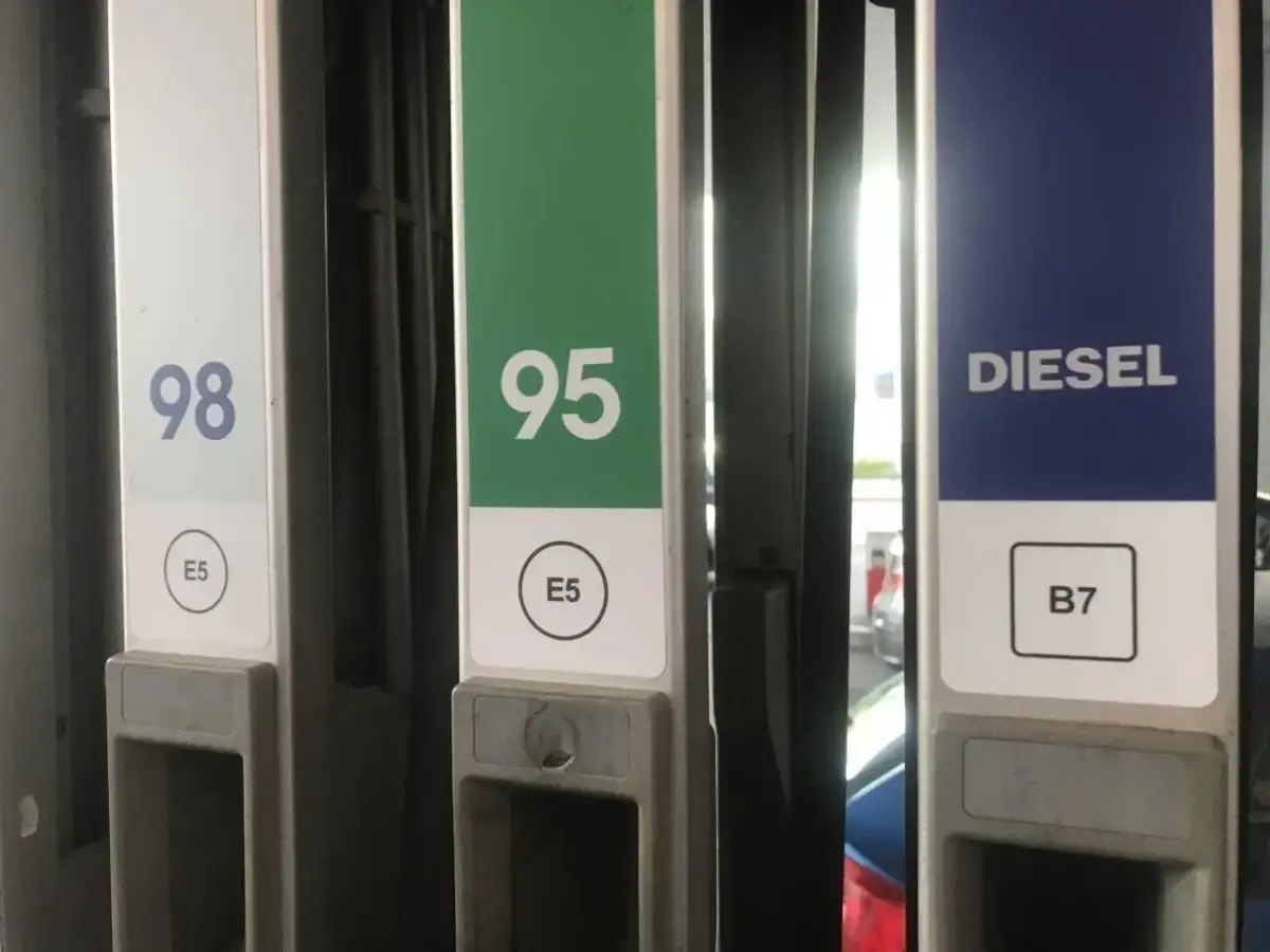 Na stacji paliw widoczne oznaczenie benzyny: 98, 95 (E5) oraz Diesel (B7).