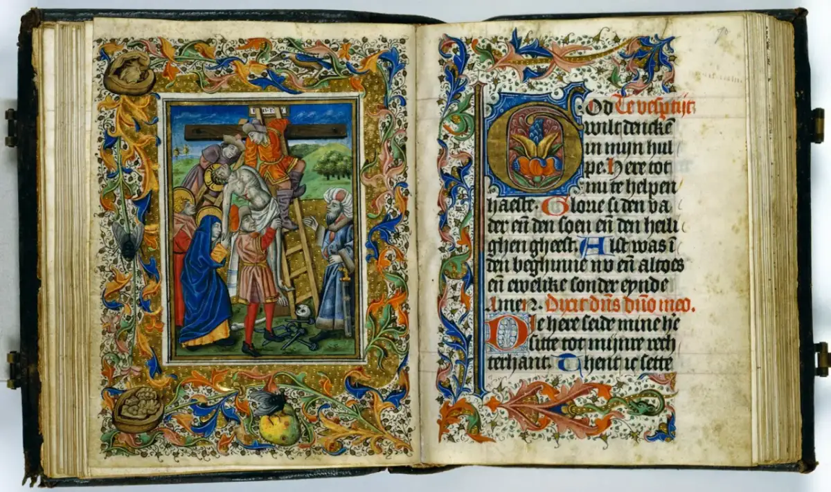 Otwarta księga średniowieczna z ilustracją Ukrzyżowania i ozdobnym tekstem.