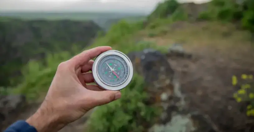 Z czego zbudowany jest kompas i jak działają jego elementy