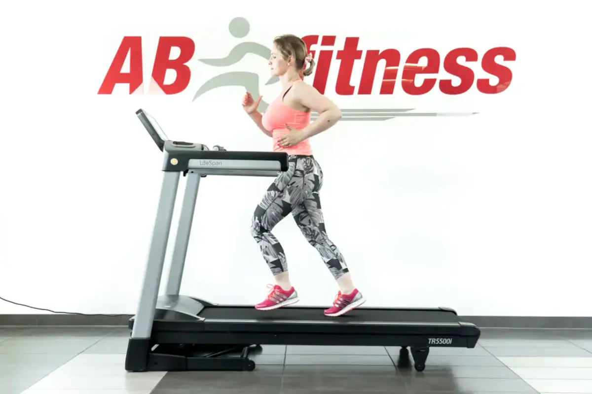 Jak biegać na bieżni: unikaj najczęstszych błędów i ciesz się treningiem