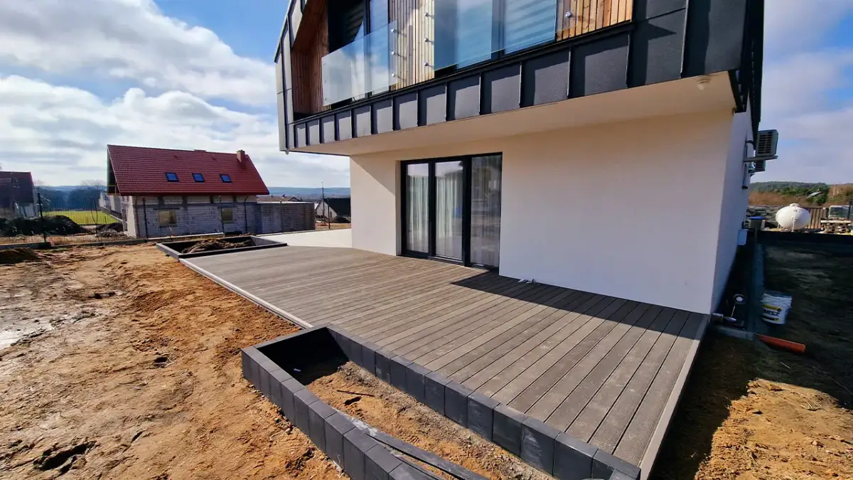 Drewniany czy kompozytowy? Porównanie materiałów na taras