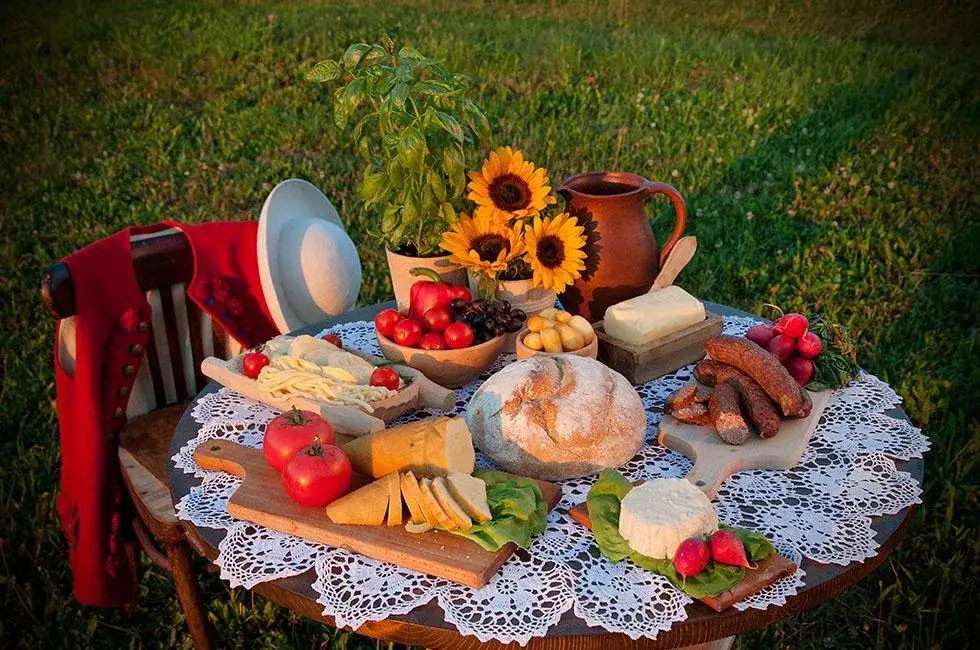 Ser owczy rodzaje – poznaj różnice, smaki i zastosowanie w kuchni