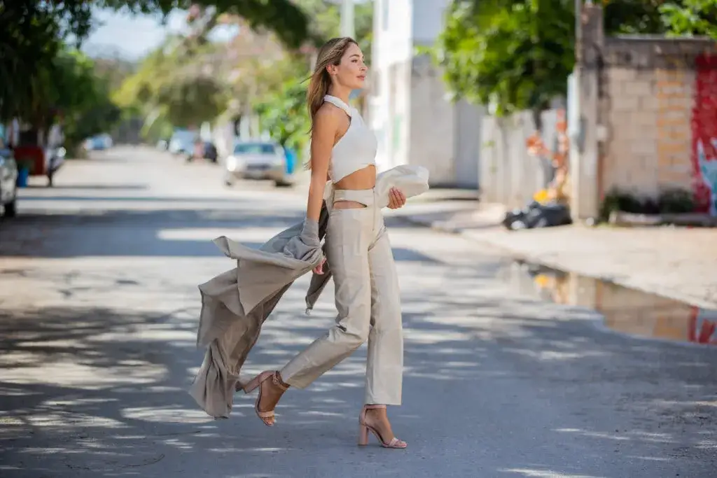 Beżowe sandały stylizacje: jak stworzyć idealne outfity na każdą okazję