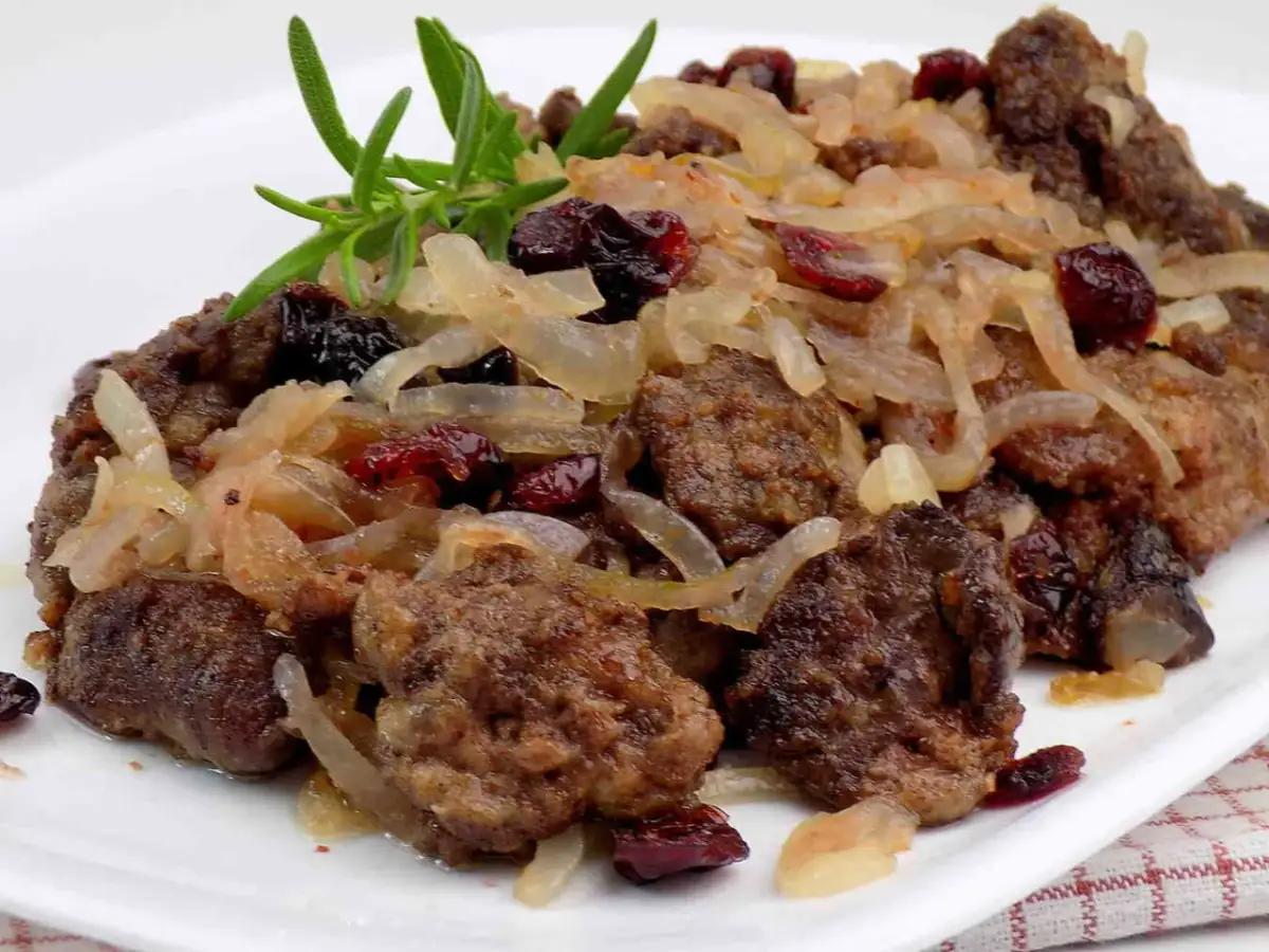 Wątróbka drobiowa z cebulką: przepis na soczysty obiad bez wpadek!