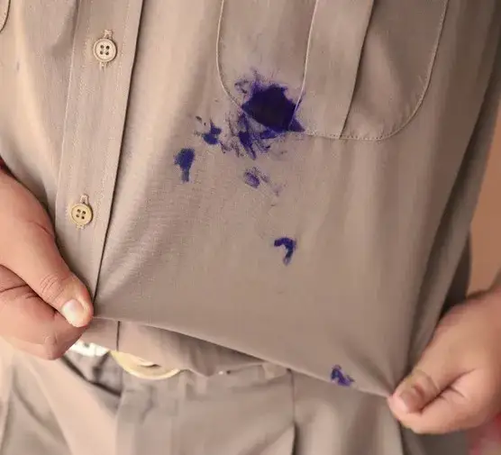 Skuteczne sposoby, jak zmyć pisak z bluzki bez uszkodzeń tkaniny