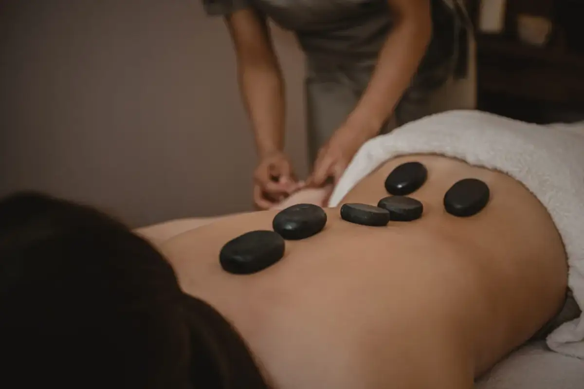 Masaż gorącymi kamieniami: Odkryj moc relaksu i ulgi w bólu!