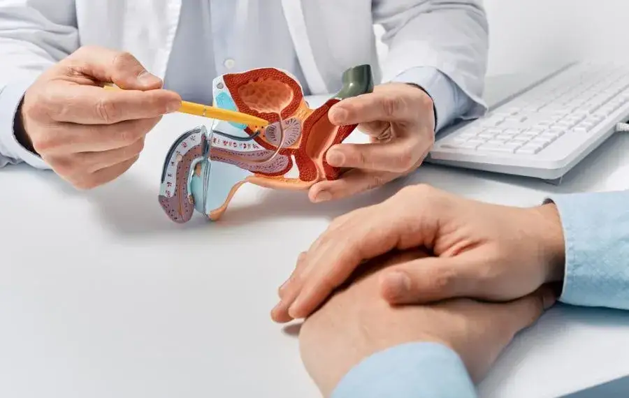 Jak wygląda badanie prostaty u urologa? Co musisz wiedzieć przed wizytą