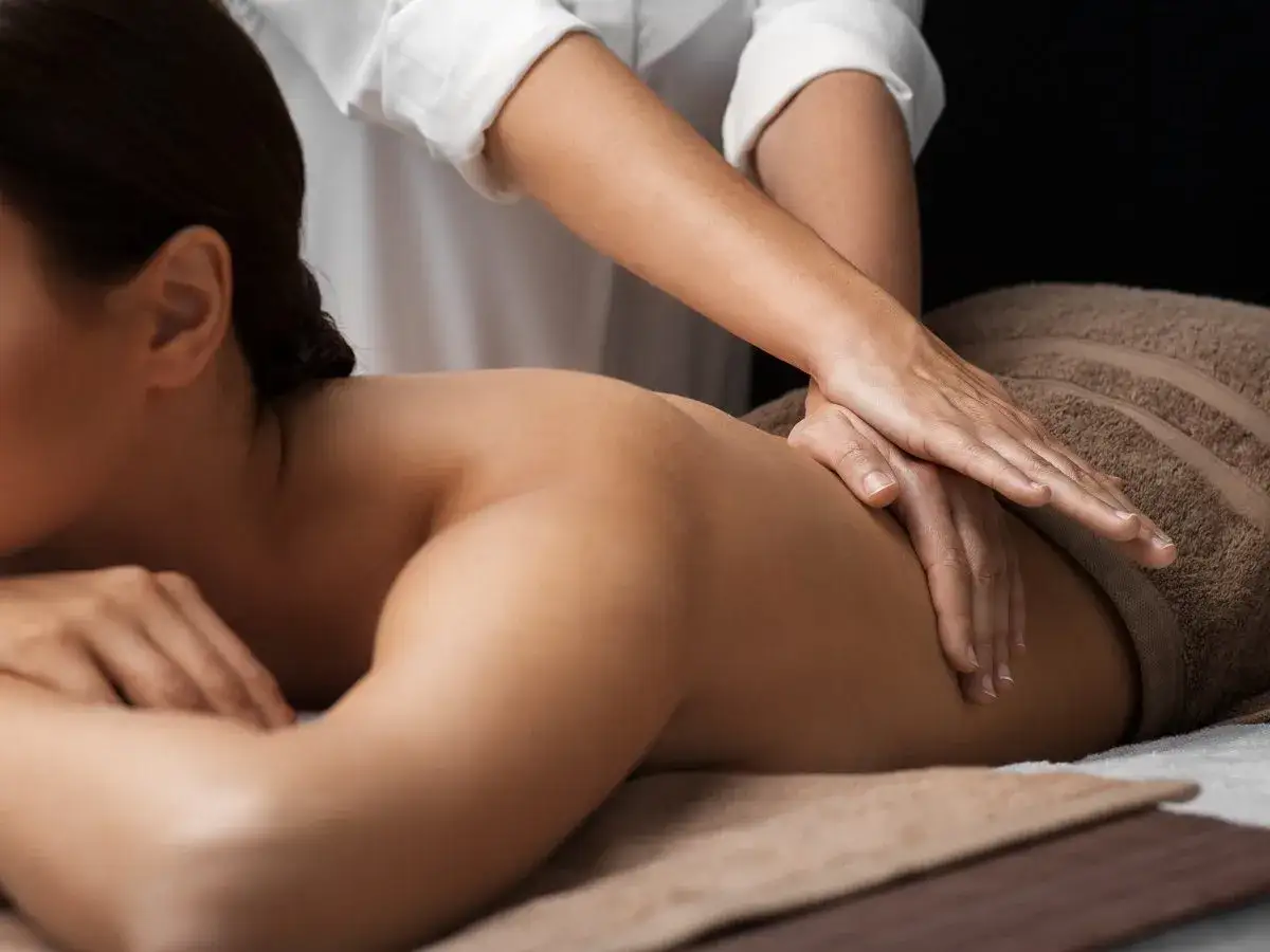 Masaż na rwę kulszową: Jaki wybrać, by poczuć ulgę?