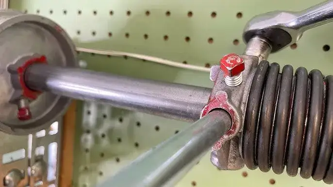 Jak naciągnąć sprężynę w bramie garażowej uchylnej bez ryzyka uszkodzeń