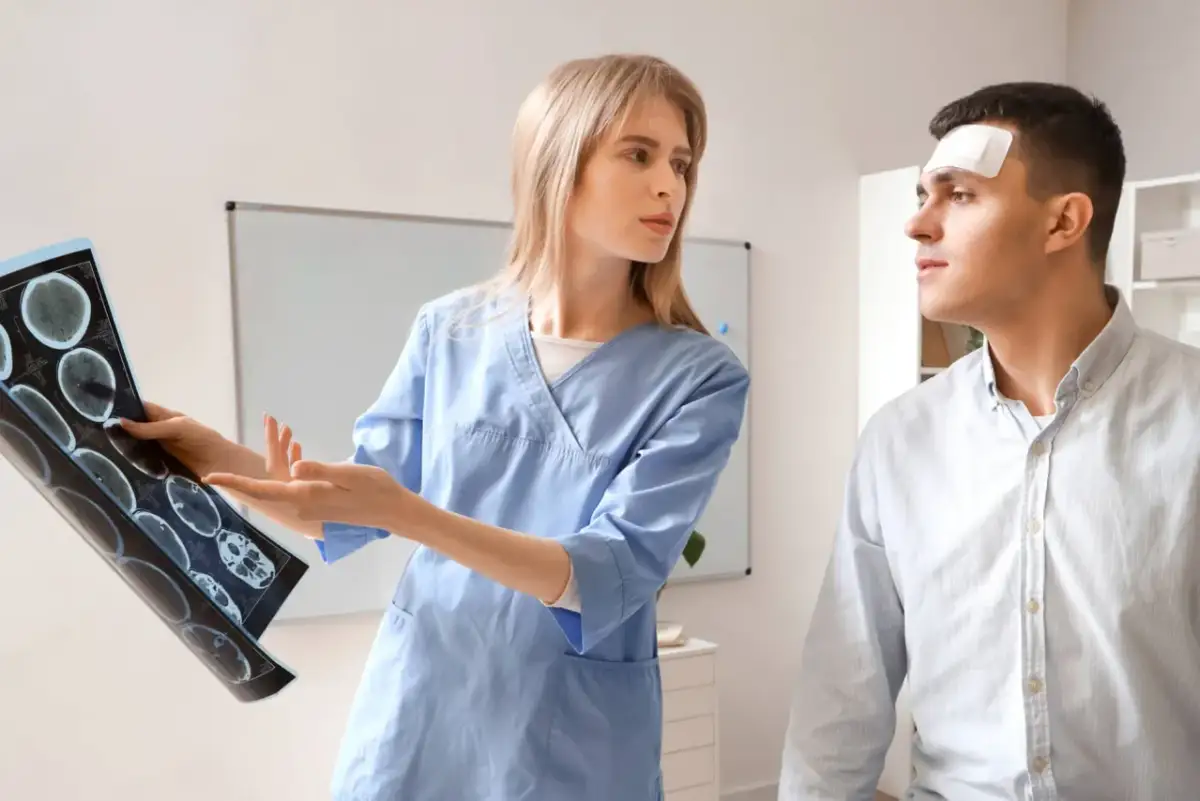 Wstrząśnienie mózgu u dziecka: Objawy, "czerwone flagi" i co dalej?