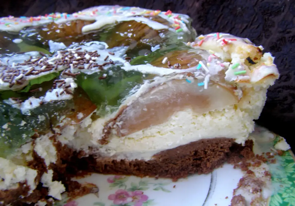 Pyszny przepis na ciasto sernik z gruszkami, które zachwyci każdego