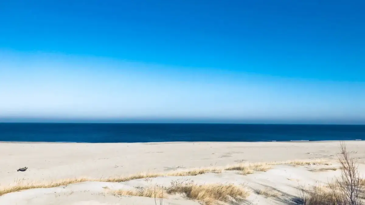 Nocleg nad morzem: Jak znaleźć najlepszą ofertę i uniknąć pułapek?