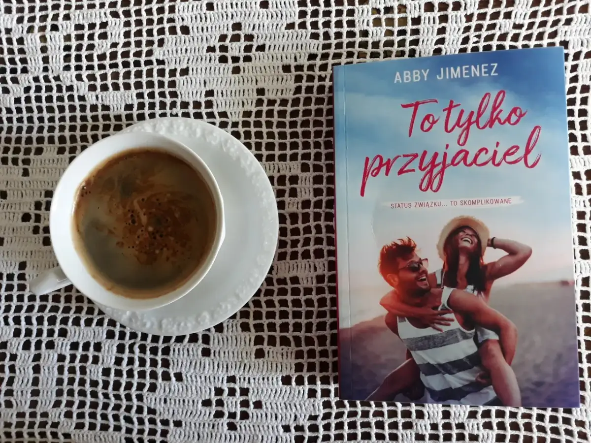 Kawa i książka "To tylko przyjaciel" Abby Jimenez. Czytelniczka zastanawia się, czy on nie chce związku tylko przyjaźni.