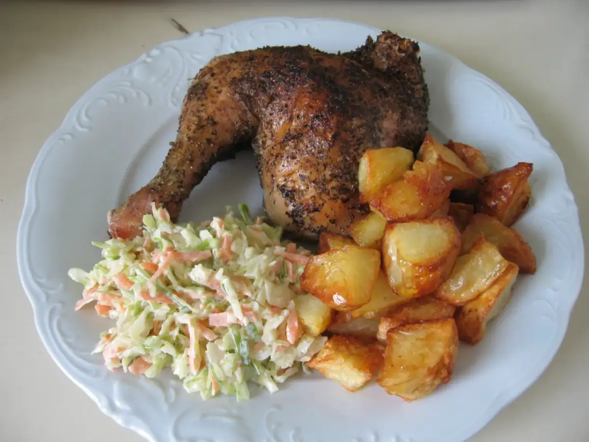 Jakie surówki pasują do pieczonego indyka, by zachwycić gości?