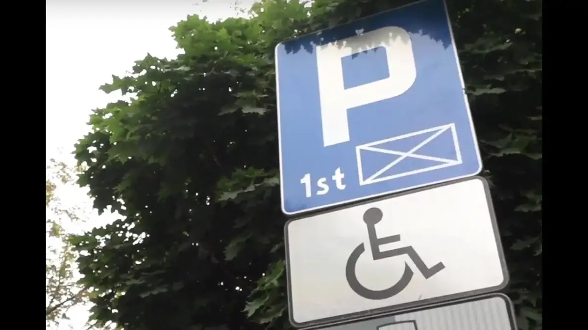 Miejsce dla niepełnosprawnych przed czy za znakiem – co musisz wiedzieć
