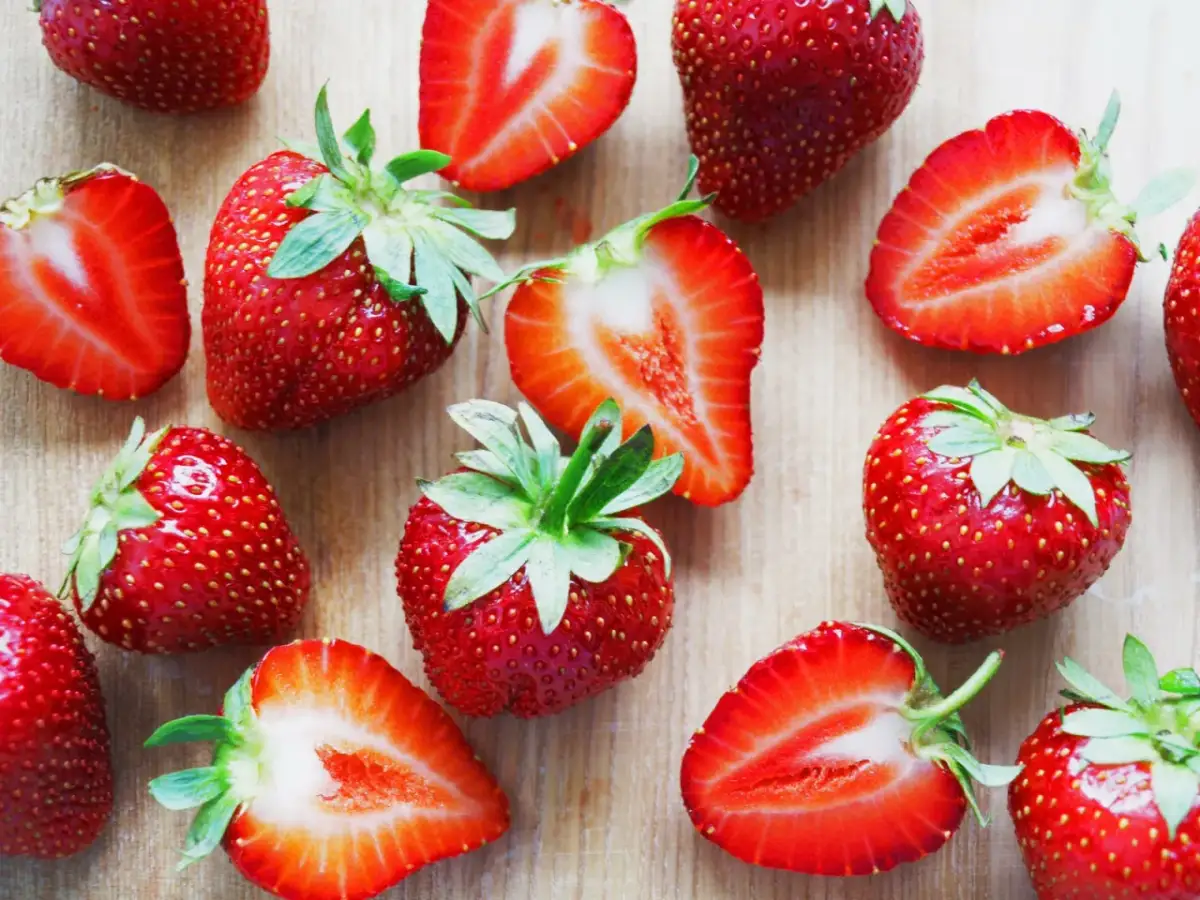 Jak przechowywać truskawki w lodówce? Ekspert radzi na dłużej!