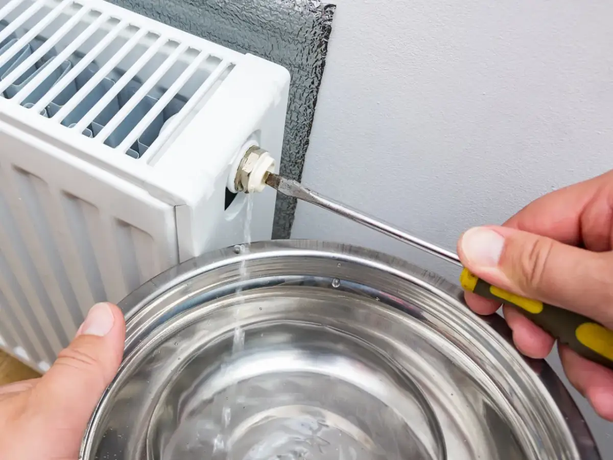 Zimny grzejnik? Odpowietrz go sam i oszczędź na ogrzewaniu!