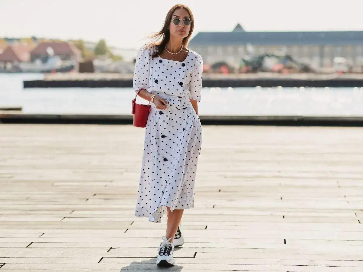 Suknia empire: Jak zamaskować brzuch i biodra? Porady Heleny