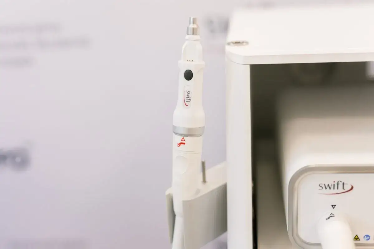 Wróble w podbitce? Humanitarne i legalne usuwanie krok po kroku