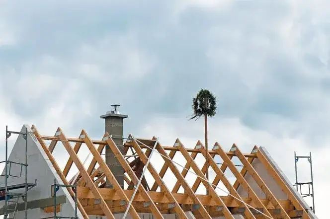 Wieniec na dachu - tradycja, znaczenie i współczesne zwyczaje