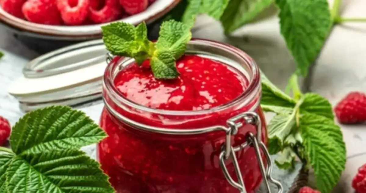 Aksamitny dżem malinowy bez pestek: przepis krok po kroku