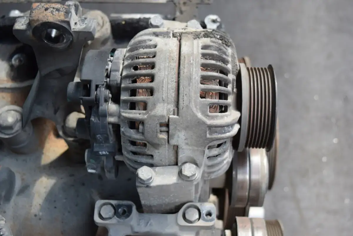 Jak prawidłowo założyć pasek alternatora w DAF 105 – uniknij kosztownych błędów