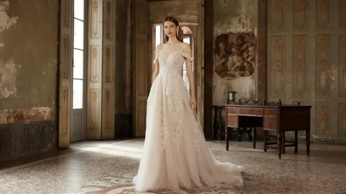 Suknia ślubna dla niskiej panny młodej: Fasony, które dodadzą wzrostu