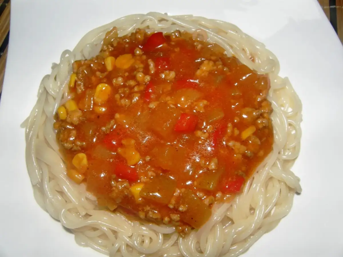 Proste spaghetti z sosem słodko-kwaśnym, które zachwyci każdego