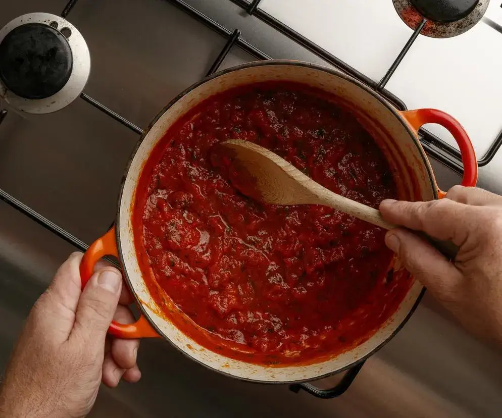 Idealny sos do pizzy jak z pizzerii: Prosty przepis i sekrety