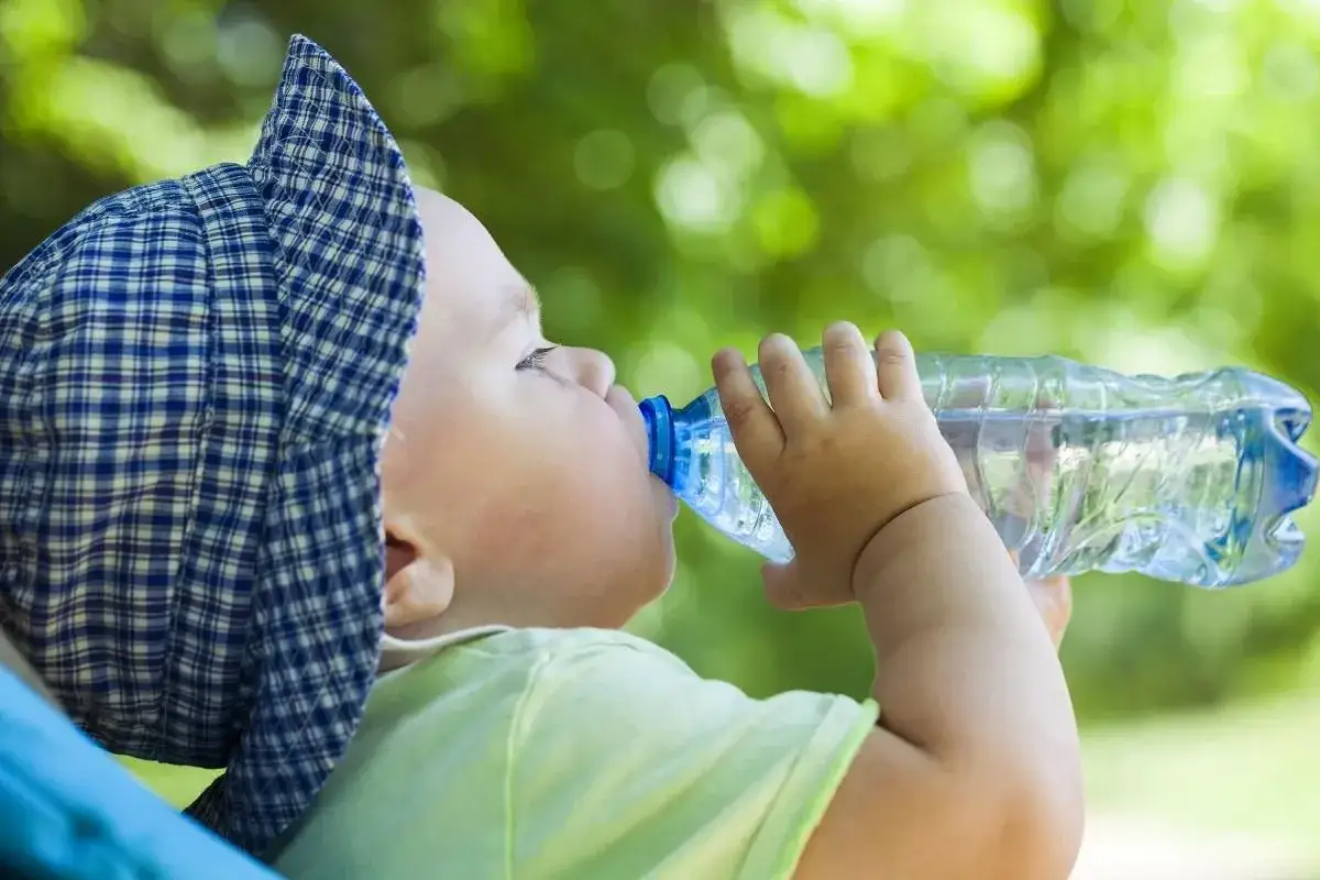 Jak nauczyć dziecko pić wodę z butelki? Sprawdzone metody!