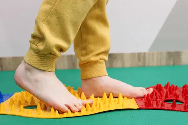 Terapia sensoryczna dla kogo? Poznaj dzieci, które mogą zyskać