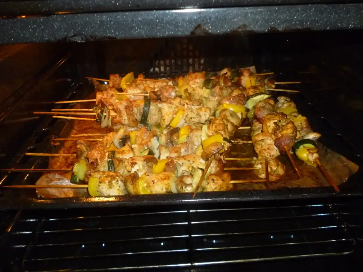 Szaszłyki: Sekret soczystego mięsa. Przepis i triki na grill i z piekarnika