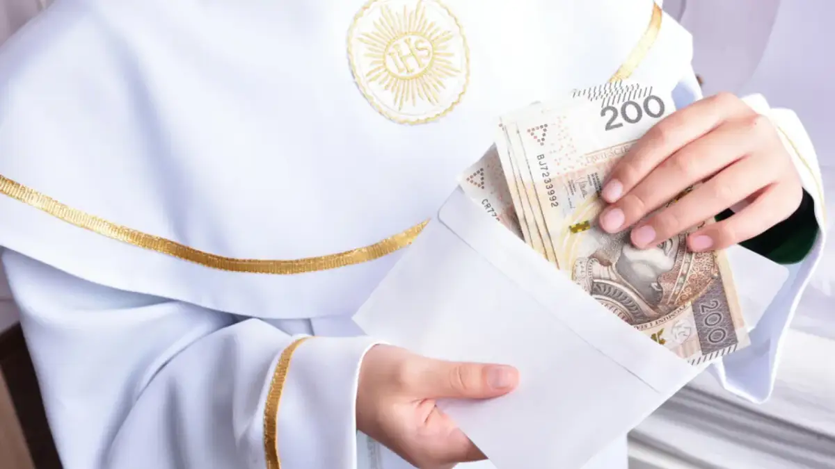 Chrzciny: Ile włożyć do koperty w 2025? Uniknij gafy!