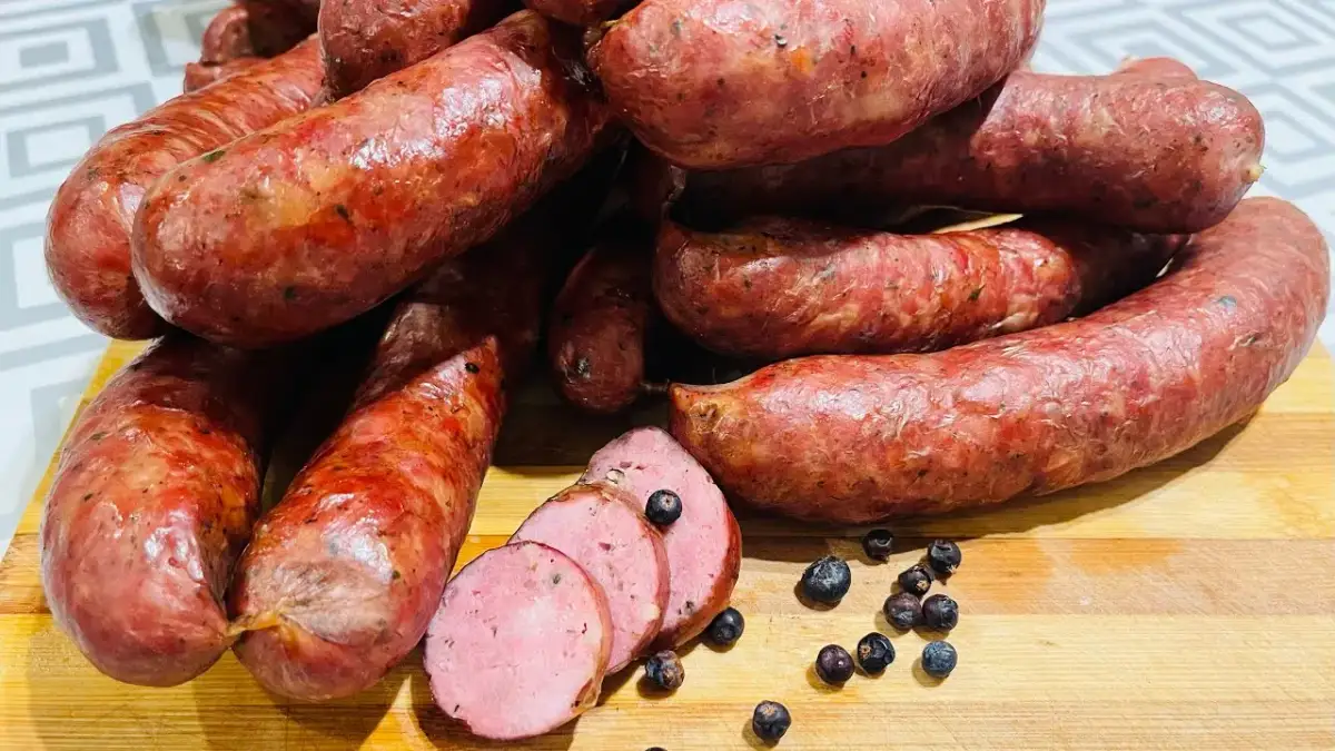 Przepisy na kiełbasę myśliwską, które zachwycą Twoich gości