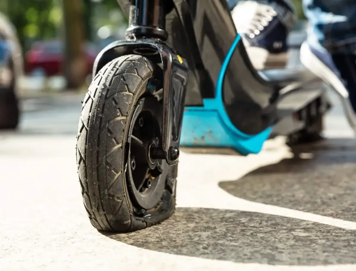 Wymiana opony w hulajnodze elektrycznej: Poradnik DIY krok po kroku