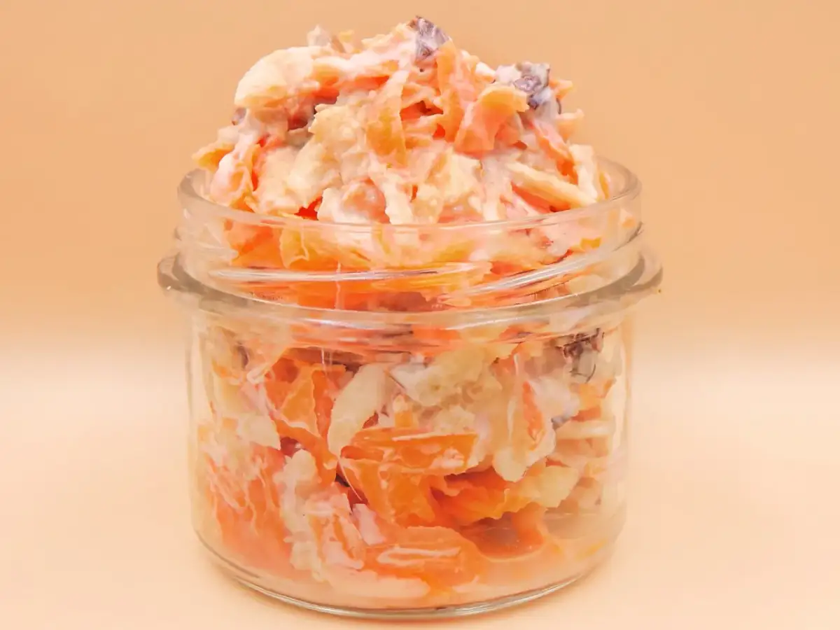 Surówka z marchewki i jabłka w słoiku.