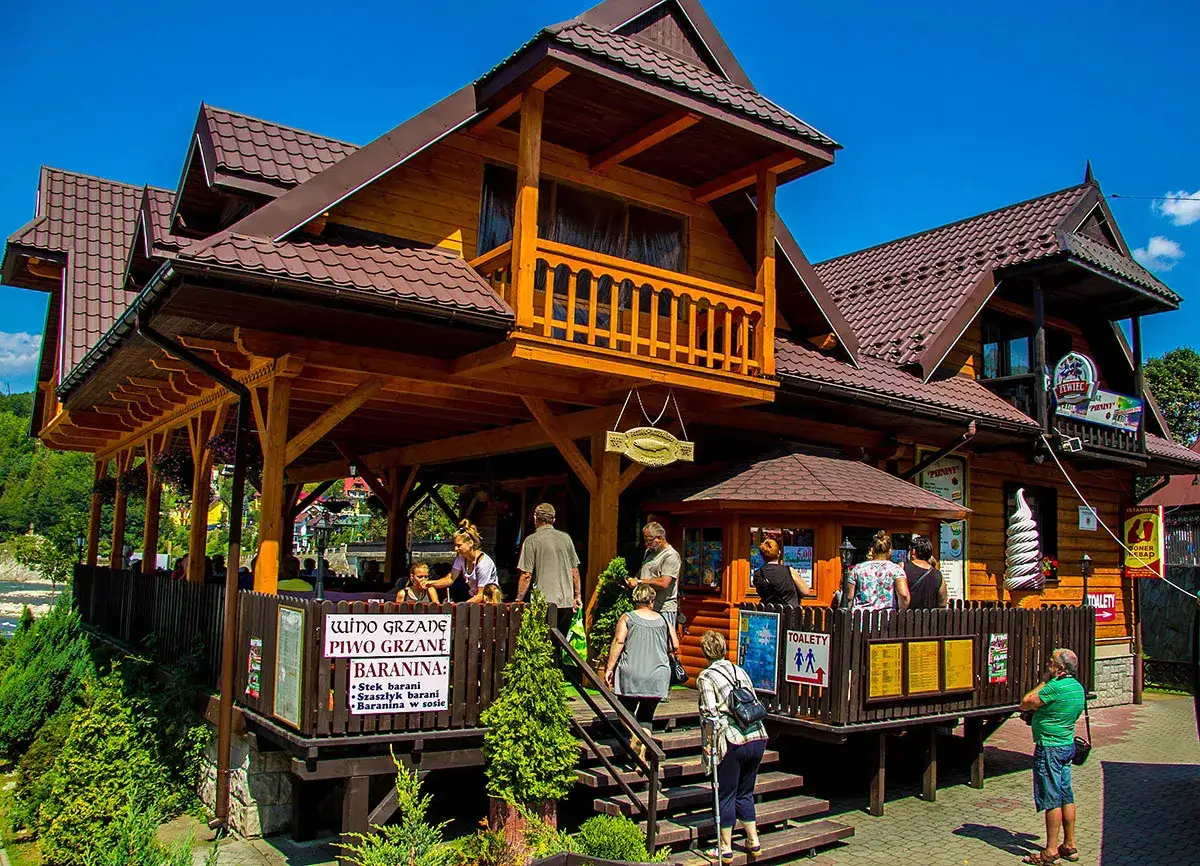 Gdzie zjeść w Krościenku? Smaki Pienin i polecane restauracje