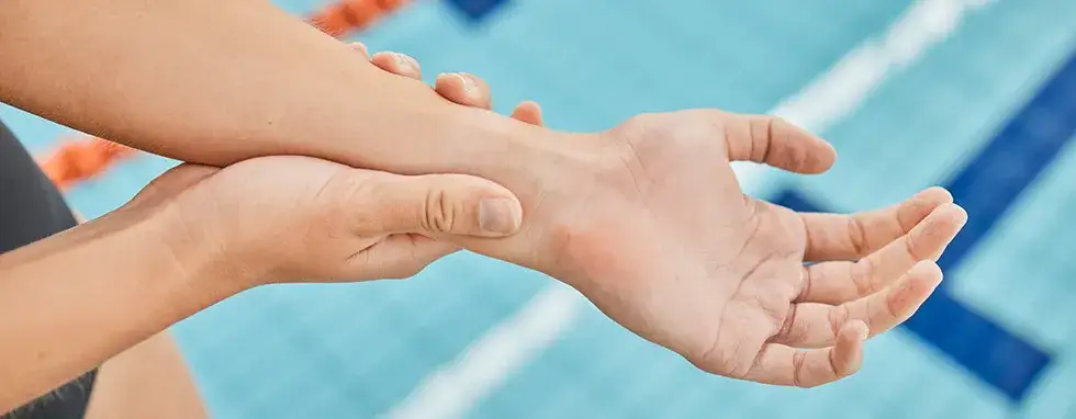 Ból nadgarstka na siłowni? Przyczyny, leczenie i jak ćwiczyć bezpiecznie