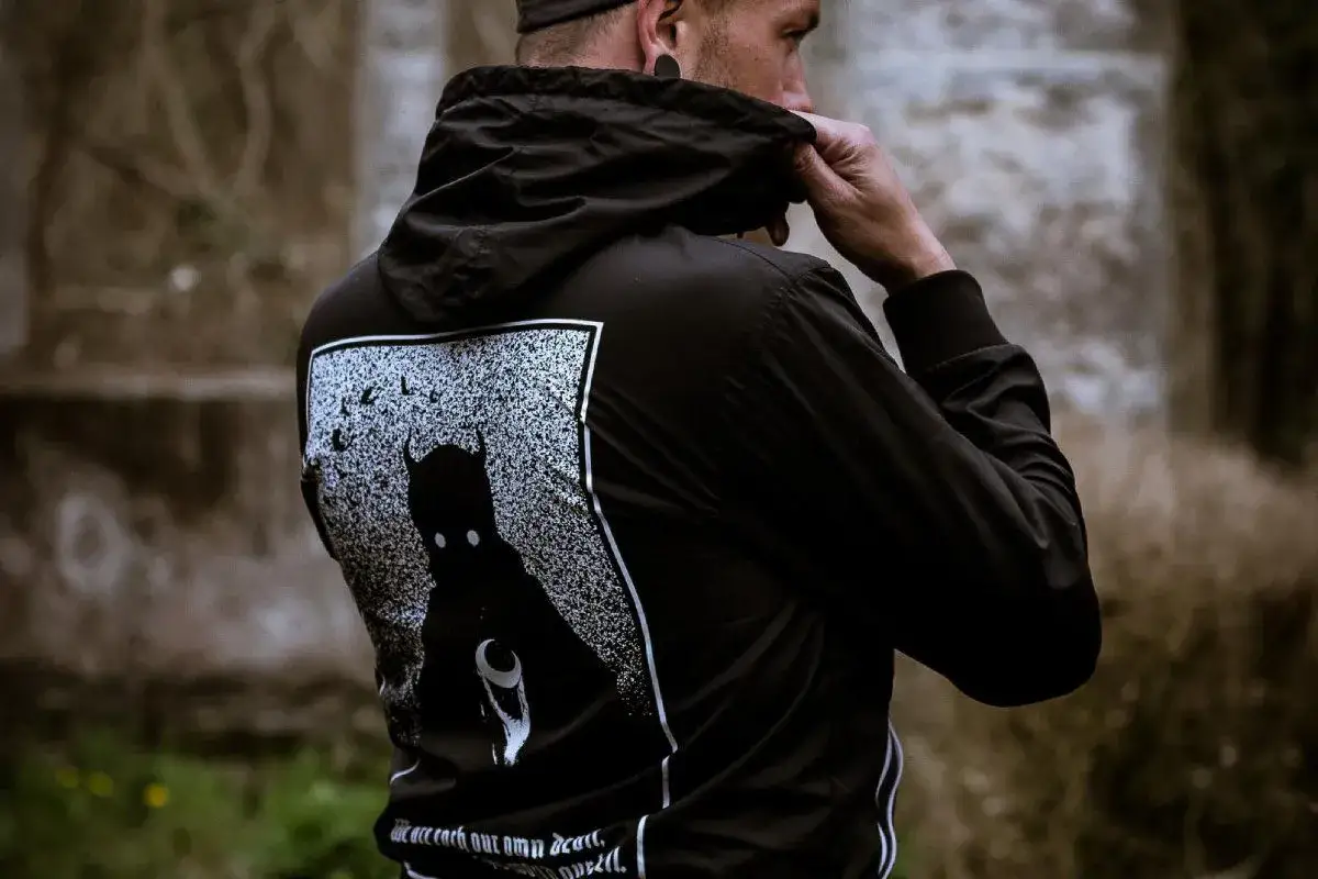 Jak ściągnąć naklejkę z bluzy? Bezpieczne metody krok po kroku