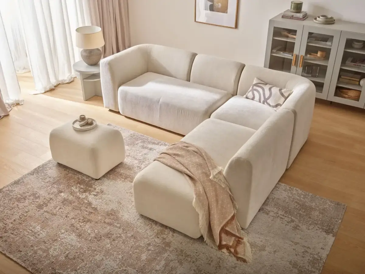 Kanapa z pufą: Elastyczny salon bez narożnika? Poznaj zalety!